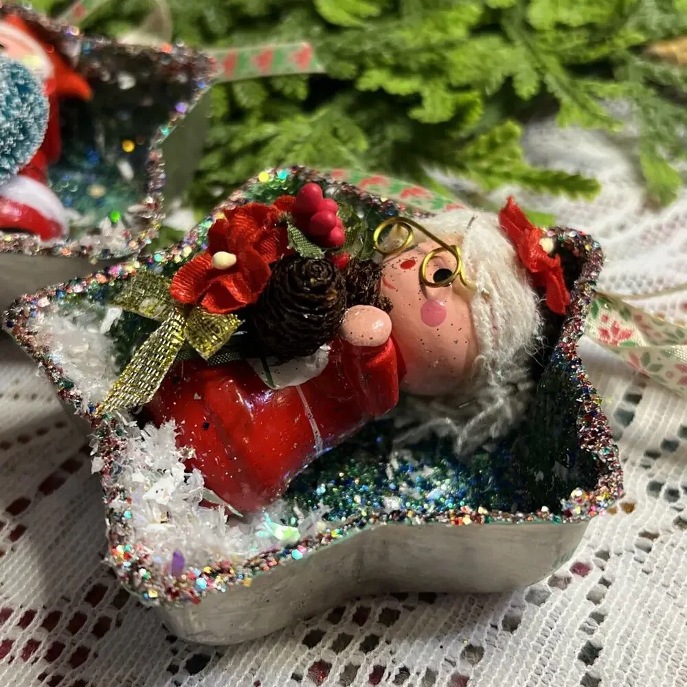 Vintage Star Tart Tins Set/2 Santa Mrs Claus Diorama Mid Century Ornaments